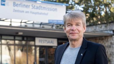 
		Schuldnerberater Frank Wiedenhaupt vor der Berliner Stadtmission
	